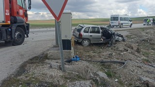 Hurdaya dönen otomobilden sağ çıktılar