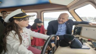 İçişleri Bakanı Soylu çocuklarla boğaz turu yaptı
