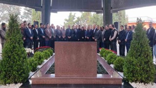 İçişleri Bakanı Soyludan 8. Cumhurbaşkanı Turgut Özalın kabrine ziyaret