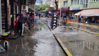 Iğdırda vatandaşlar yağmura hazırlıksız yakalandı