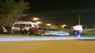 Iğdırda yol vermeye çalışan otomobil kaza yaptı