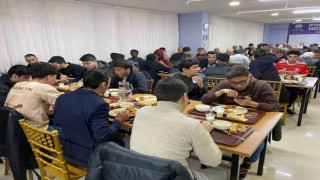 İhlas Vakfı gönüllüleri ve öğrenciler iftar yemeğinde buluştu