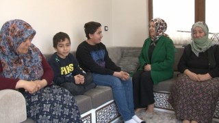 İki çocuk annesi muhtar, depremzede çocukları yalnız bırakmıyor