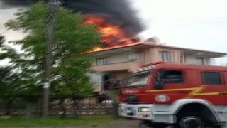 İki katlı apartmanın çatısı alev alev yandı