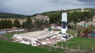 İki katlı bina yerle bir oldu, bir tek asansör kulesi ayakta kaldı