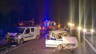 İki otomobil kafa kafaya çarpıştı: 3 yaralı