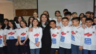 İl Milli Eğitim Müdürü Pervin Töre, TIMSS 2023 uygulamasında Eskişehiri ve Türkiyeyi temsil edecek öğrenciler ile bir araya geldi