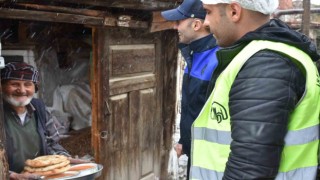 İlçede kurulan aşevinde ocaklar her gün ihtiyaç sahibi aileler ve depremzedeler için yanıyor