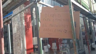 İnşaat demirlerine asılı düşündüren uyarı yazısı