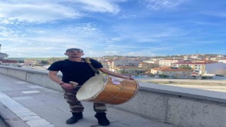 İnsanları sahura sokak hayvanları ile birlikte kaldırıyor