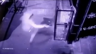 İnternet kafeye silahlı saldırı kameraya yansıdı: Kovaladığı gence ateş açtı