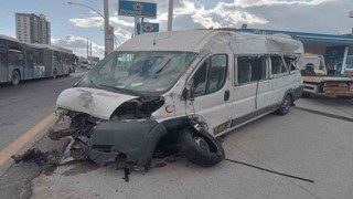 İşçileri taşıyan servis minibüsü iki otomobile çarptı: 6 yaralı