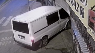 İstanbulda film gibi soygun kamerada: Hurdacıyı kepengini minibüsle kırıp soydular