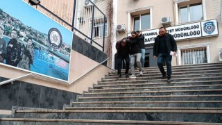 İstanbulda kendilerini polis ve savcı olarak tanıtarak insanları dolandıran 2 şüpheli yakalandı