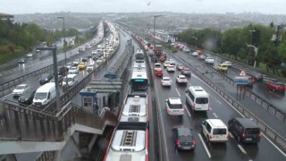 İstanbulda sağanak yağış trafiği kilitledi