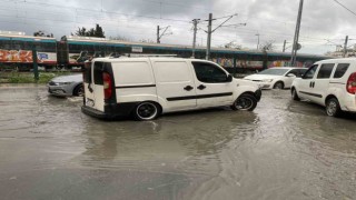 İstanbulda sağanak yağış: Yollar göle döndü, trafik durma noktasına geldi