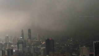 İstanbulu bir anda bulutlar kapladı, sağanak yağış etkili oldu