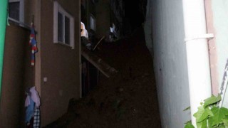 İstinat duvarı apartmanın üzerine çöktü: 32 daire tahliye edildi