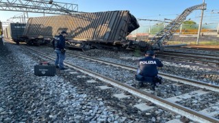 İtalyada yük treni raydan çıktı