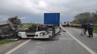 İzmirde kamyonla tır çarpıştı: 1 ölü