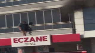 İzmirde korkutan yangın: Dakikalarca balkonda mahsur kaldı