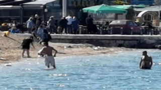 İzmirde sıcak havayı fırsat bilenler denize girdi