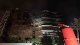 İzmirdeki büyük site yangını 7 saatin ardından kontrol altına alındı