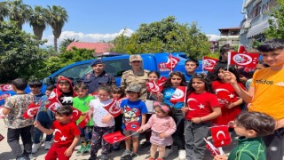 Jandarma 23 Nisanda çocukları unutmadı