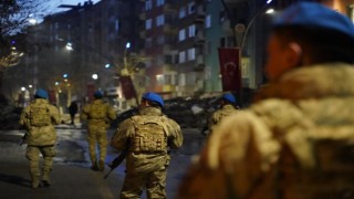 Jandarma deprem bölgesinde yaraları sarmaya devam ediyor