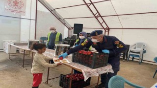 Jandarma depremzede vatandaşlarla iftar yaptı