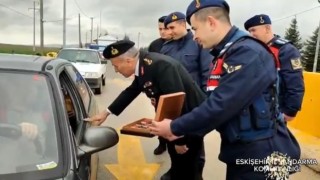 Jandarma ekipleri vatandaşlar ile trafik uygulamasında bayramlaştı