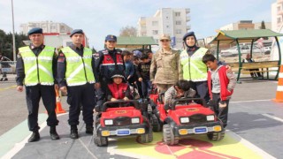 Jandarma trafik eğitim tırında çocuklar eğlenerek öğrendi