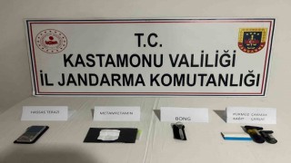 Jandarmanın yol kontrolü sırasında uyuşturucuyla yakalanan 4 kişi gözaltına alındı