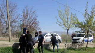 Kaçak göçmenler kaçtı polis kovalayarak yakaladı