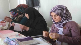 Kadınlar, depremin izlerini üreterek siliyor
