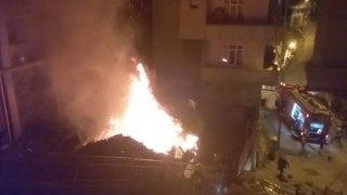 Kağıthanede gecekondu alev alev yandı