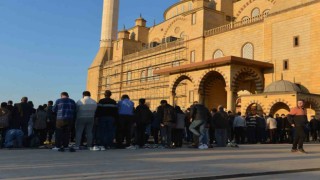Kahramanmaraşta deprem sonrası ilk bayram namazı