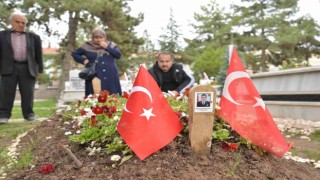 Kahramanmaraşta şehit olan evlatlarının mezarı başında bayramı karşıladılar