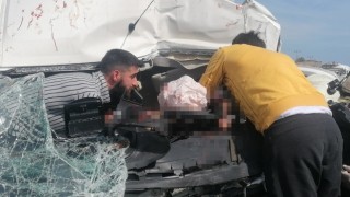 Kamyona arkadan çarpıp sıkışan sürücü için can pazarı kuruldu