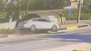 Kamyonete çarpmamak için manevra yaptı, duvara çarptı