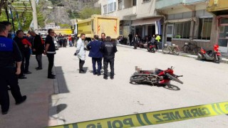 Kamyonun altında kalan motosikletli hayatını kaybetti