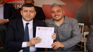 Kapalı Kalenin Orkestra şefi MHPye katıldı, üye kaydını Baki Ersoy yaptı
