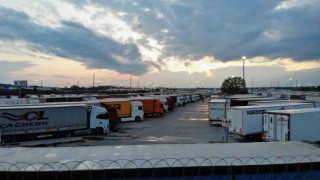Kapıkulede Avrupaya gidecek tır sürücüleri, bayramı ailelerinden uzakta geçiriyor