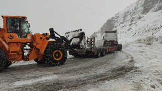 Kar yağdı, sürücüler yolda kaldı
