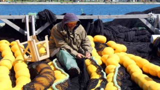 Karadenizli balıkçılar sezon sonunda ağlarını onarıyor