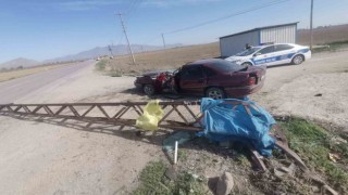 Karamanda kontrolden çıkan otomobil elektrik direğine çarptı: 1 yaralı