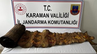 Karamanda piton derisi üzerine yazılı kabartmalı tılsım ele geçirildi