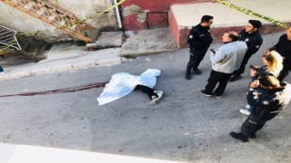 Karısını çocuğunun gözü önünde sokak ortasında öldürdü