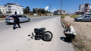 Karşı şeride geçen otomobilin çarptığı motosiklette ölümden döndüler: 2 yaralı