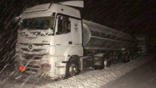 Karsta tırlar tipi nedeniyle yolda mahsur kaldı